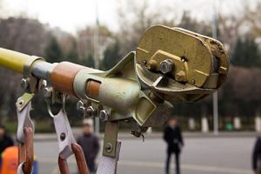 В Рязани пожилые люди толкали заглохший троллейбус