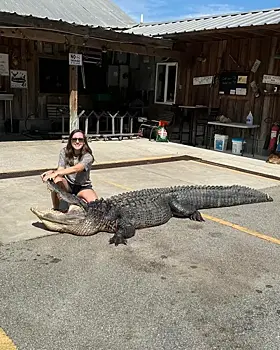 Женщина добыла огромного аллигатора и решила съесть его