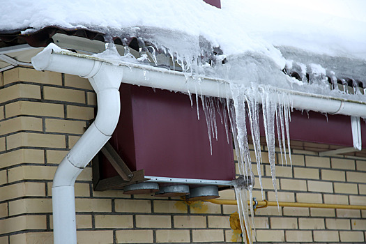 Кусок льдины проломил голову еще одной россиянке