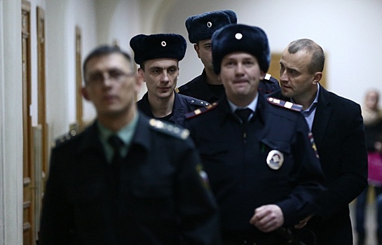 Бывший директор аэропорта Домодедово Вячеслав Некрасов (справа на втором плане)