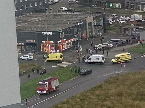 Три человека пострадали из-за вылетевшей на тротуар машины в Санкт-Петербурге