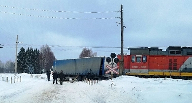 В Костромской области локомотив столкнулся с грузовиком