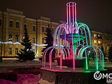 Первый фонтан в Омске начал дарить новогоднее настроение