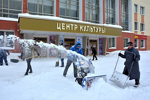 Жителей Магадана зовут убирать снег