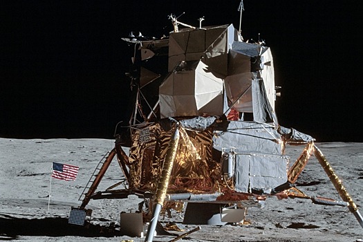 Астронавтов собрались поселить на Луне  в стеклянных пузырях из пыли