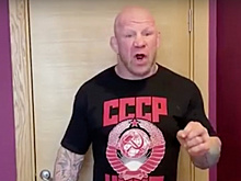 Боец смешанных единоборств Джефф Монсон пригласил людей спеть песню "День Победы"