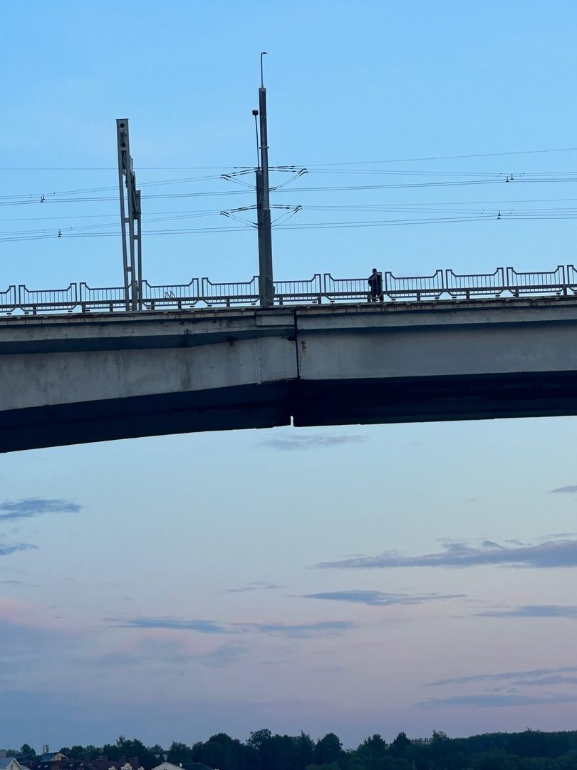 Молодой человек попытался прыгнуть с моста в Костроме на глазах у блогеров и журналистов