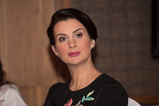51-летняя Стриженова вышла на публику в прозрачной блузке