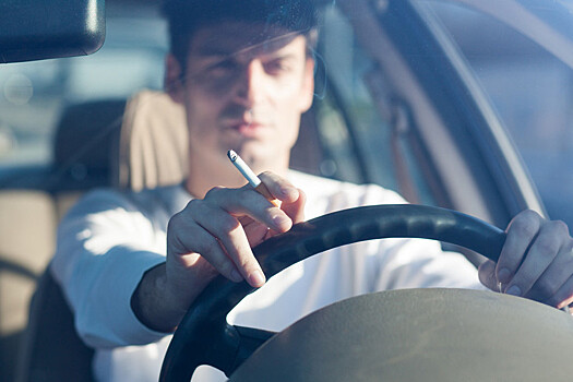 Курение за рулём мешает больше пассажирам, чем водителю