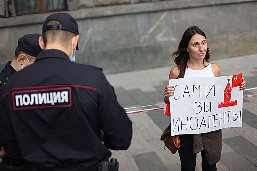 Журналисты вышли на одиночные пикеты у здания ФСБ