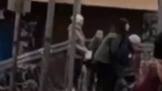 Девушка в последний момент оттащила пенсионерку от проходящей электрички в Королеве