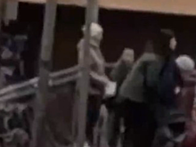 Девушка в последний момент оттащила пенсионерку от проходящей электрички в Королеве