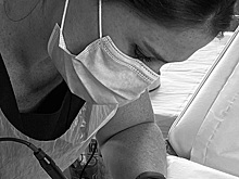 Татуировщица бесплатно набивает женщинам новые ареолы молочных желез после удаления груди