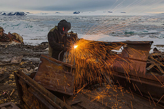 Взвод Северного флота спрессовал три тысячи брошенных бочек