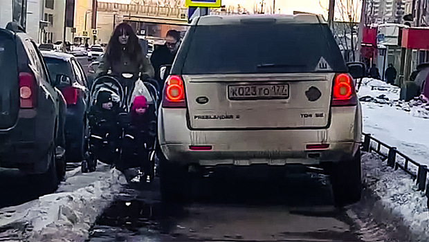 Наглая хозяйка Land Rover не пропустила маму с коляской, перекрыв тротуар