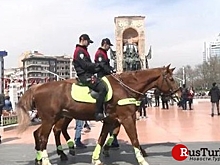 Конная полиция в Стамбуле патрулирует площадь Таксим (видео)