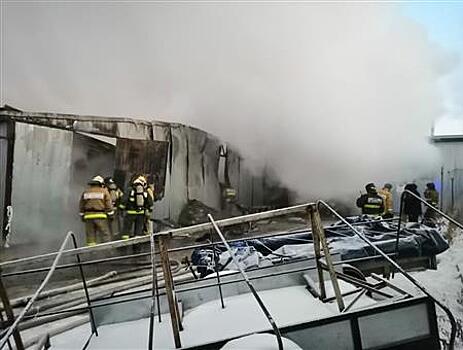 В Тольятти ликвидируют крупный пожар на мебельной фабрике
