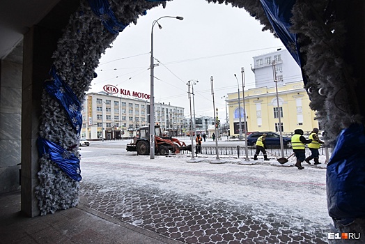 На улицах одни дворники: традиционный фоторепортаж из пустынного Екатеринбурга