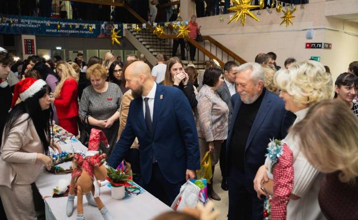 Мэр Курска побывал на открытии благотворительной ярмарки в ЮЗГУ