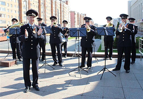 Оркестр нижегородской полиции исполнил военные песни под открытым небом