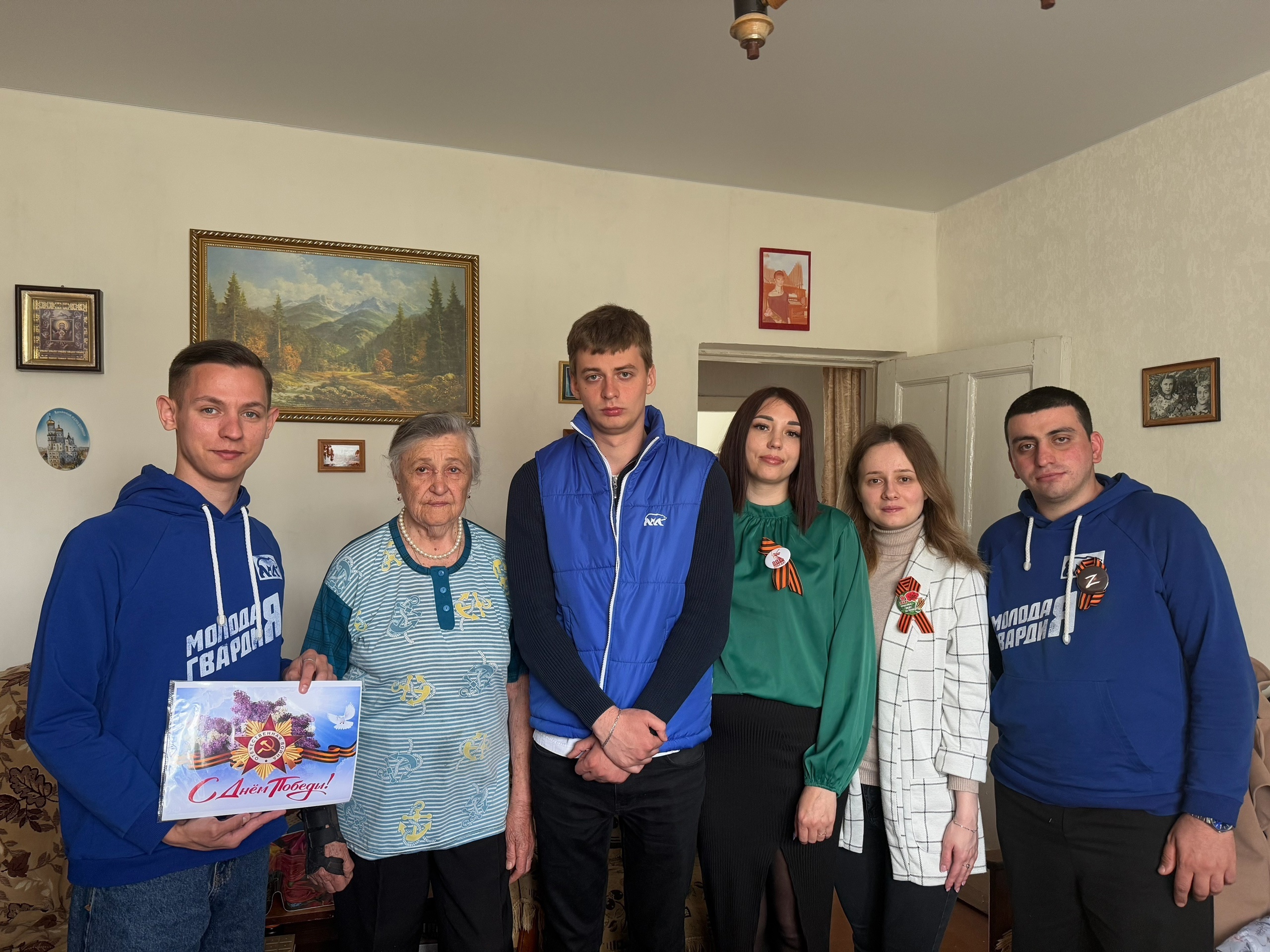 Курские молодогвардейцы поздравили вдову ветерана с 80-летием Победы
