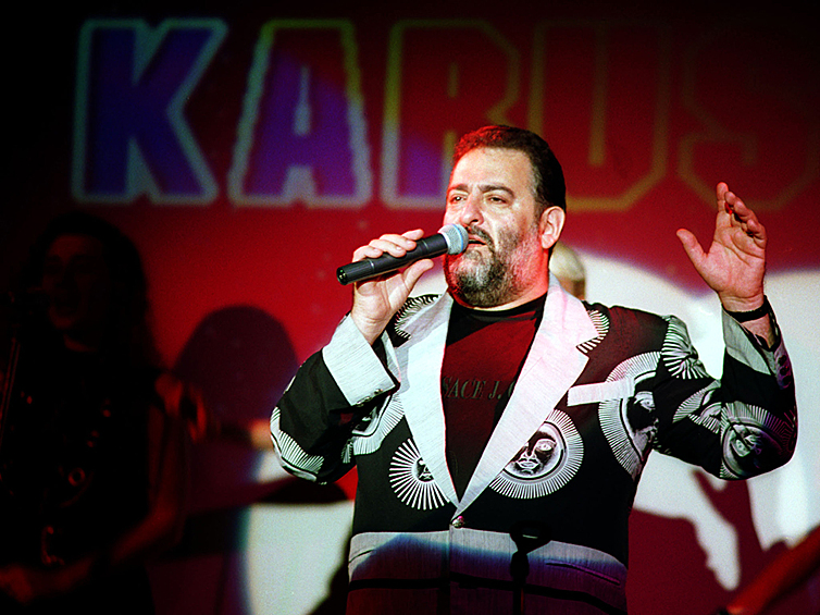 В 1990 году Шуфутинский впервые после эмиграции приехал на родину с концертами. С тех пор он регулярно выступал в России.   В интервью  Russia Today, приуроченном к 3 сентября, Шуфутинский рассказал, что не живет в США уже 30 лет. 