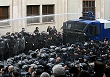 Грузинскую оппозицию заставили снять цепи с парламентских дверей