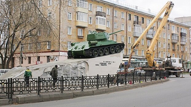 В Кирове отмыли от грязи танк Т-34, но закрасили на нём красную звезду и бортовой номер