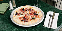 Крабы на «Менделеевской», пицца и паста в «Монике» и новое на Рогожском рынке