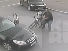 В Тобольске водитель иномарки избил юного велосипедиста за поцарапанный автомобиль. ВИДЕО