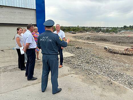 Глава администрации Батайска выехал на место поджога строительного мусора