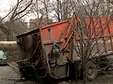 В Рязани во дворе жилого дома мусоровоз провалился колесом в землю