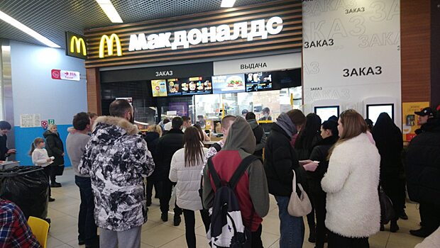 В саратовском «Макдоналдсе» собралась огромная очередь