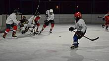 Юные хоккеисты провели вечерний хоккейный матч на юге Москвы