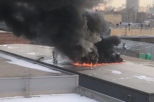В Екатеринбурге горят склады в Завокзальном районе