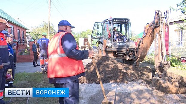 Аварийные бригады занялись ликвидацией утечки в частном секторе Воронежа