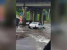 Для рисковых: в Рыбинске после ливня по дороге потекла река глубиной полметра