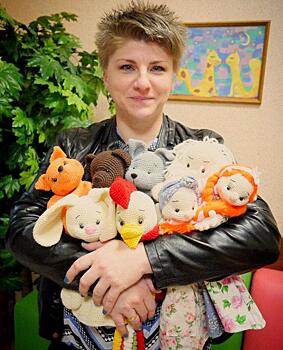 Активистка района Восточное Дегунина связала из пряжи кукольный театр