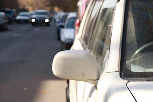 Возле популярного ТЦ во Владивостоке разгорелся серьезный конфликт