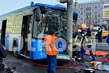 В центре Москвы автобус с пассажирами врезался в фонарный столб