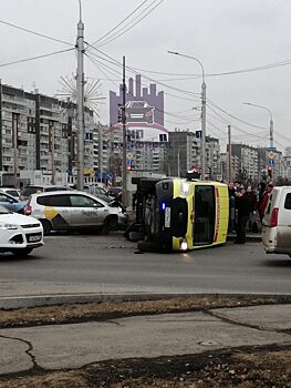 В Красноярске перевернулся автомобиль скорой помощи