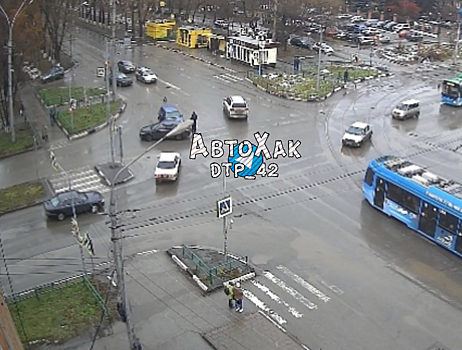 Автомобили столкнулись посреди перекрестка в Новокузнецке