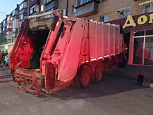 Мусоровоз протаранил жилой дом в Челябинской области