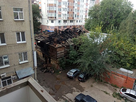В центре Саратова сгорел двухэтажный дом