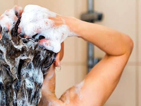 Трихолог Нагайцева рекомендовала регулярно мыть голову в жару