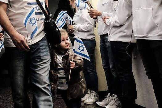 Рядом с синагогой в Лондоне появился дорожный знак «Осторожно: евреи!»