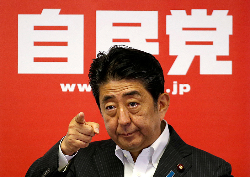 Бывший премьер-министр Японии Синдзо Абэ на пресс-конференции после победы его правящей коалиции на выборах в верхнюю палату парламента в штаб-квартире ЛДП, 2017 год
