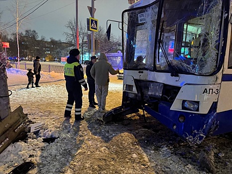У водителя случился инсульт: в Екатеринбурге восемь человек пострадали в ДТП с автобусом