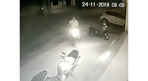 Быки, увлечённые борьбой, снесли мотоциклиста со своего пути в Индии