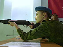 В Биробиджане девушки из военно-патриотических объединений приняли участие в областных соревнованиях по стрельбе из пневматического оружия